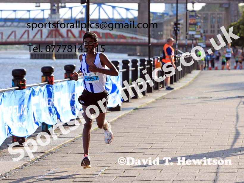 Junior 3k, 2024 Quayside 5k Road Race, Newcastle/Gateshead.  Photo: David T. Hewitson/Sports for All Pics